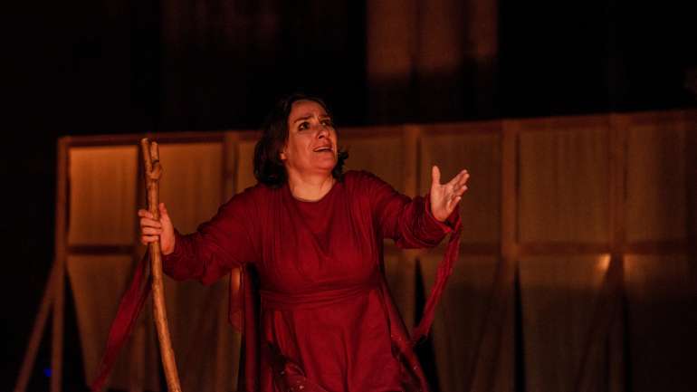 Maria Rueff é Hécuba, rainha que testemunha o fim da cidade de Tróia
