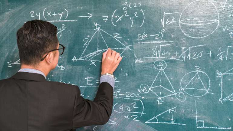 Numa coisa todos estão de acordo, a primeira operação a resolver é a que está entre parêntesis, 2+2, ou seja 4