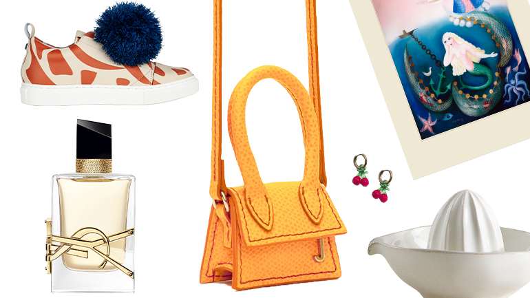 Da esquerda para a direita, no sentido dos ponteiros do relógio: perfume Libre da Yves Saint Laurent, ténis Wolf & Rita x Josefinas, mala Le petit Chiquito da Jacquemus, impressão de Sarah Affonso n'A Vida Portuguesa, espremedor Zara Home e brincos The Chérie Collection by Concha