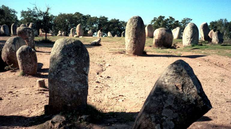 O monumento está situado num terreno privado e de acesso livre, a cerca de 12 quilómetros de Évora, na Herdade dos Almendres