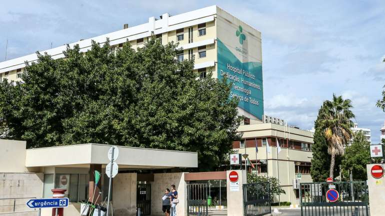 Hospital de Faro já não tinha incubadoras disponíveis e grávida foi transportada de ambulância