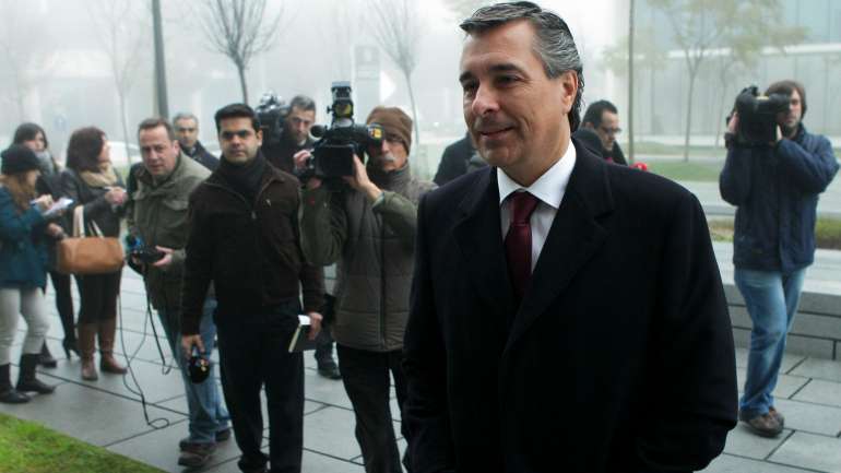 Os arguidos estão acusados dos crimes de corrupção ativa com prejuízo do comércio internacional, branqueamento e fraude fiscal qualificada