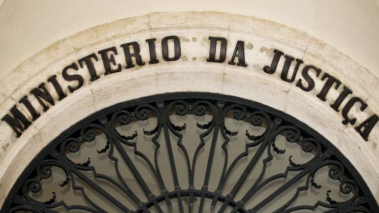 Em alternativa ao atendimento presencial os cidadãos e empresas poderão recorrer aos serviços online do Portal de Serviços Públicos (eportugal.gov.pt) ou do Portal da Justiça (justica.gov.pt)
