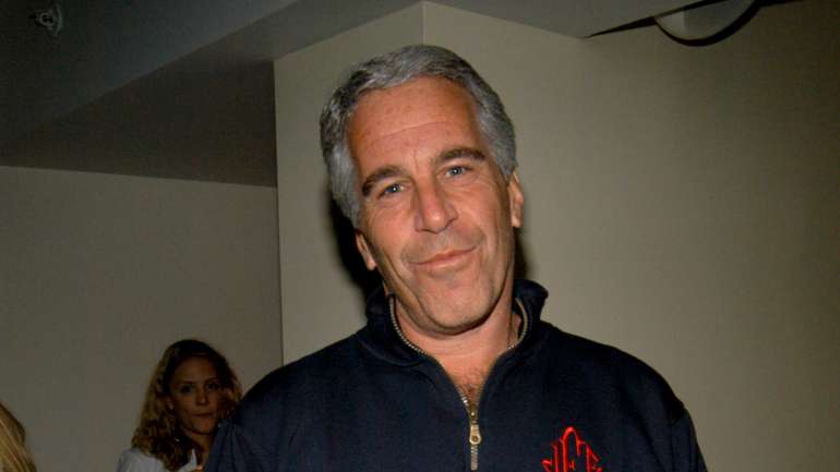 A polícia ainda não investigou o conteúdo de cinco armazéns, que podem conter evidências da atividade de Jeffrey Epstein e dos seus associados.