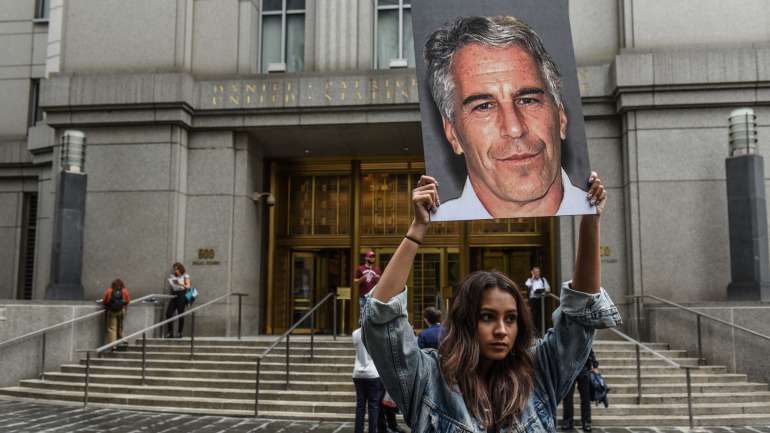 Manifestante segura cartaz com foto de Jeffrey Epstein, acusado de abuso sexual de menores e tráfico sexual