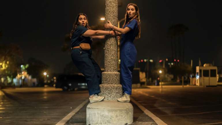 Beanie Feldstein e Kaitlyn Dever em &quot;Booksmart: Inteligentes e Rebeldes&quot;