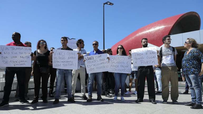 Cartazes para a Vinci, dona da ANA -- Aeroportos de Portugal, continham frases como &quot;Baixos salários e ainda pagar estacionamento?&quot; e &quot;Vinci com milhões, para estacionamento nem tostões&quot;