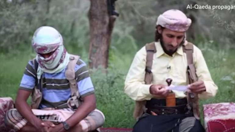 Parte do vídeo divulgado pela Al-Qaeda com o jihadista a consultar uma cábula (D.R.)