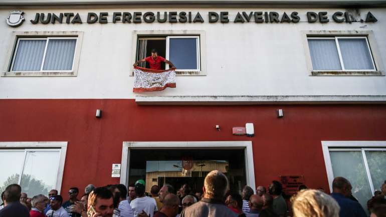 Membro do SNMMP pendura bandeira do sindicato à janela no fim do plenário