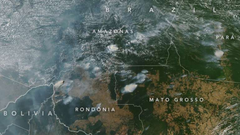 Bolsonaro diz que o alto número de incêndios na Amazónia é normal, já que “é época de queimada por lá"