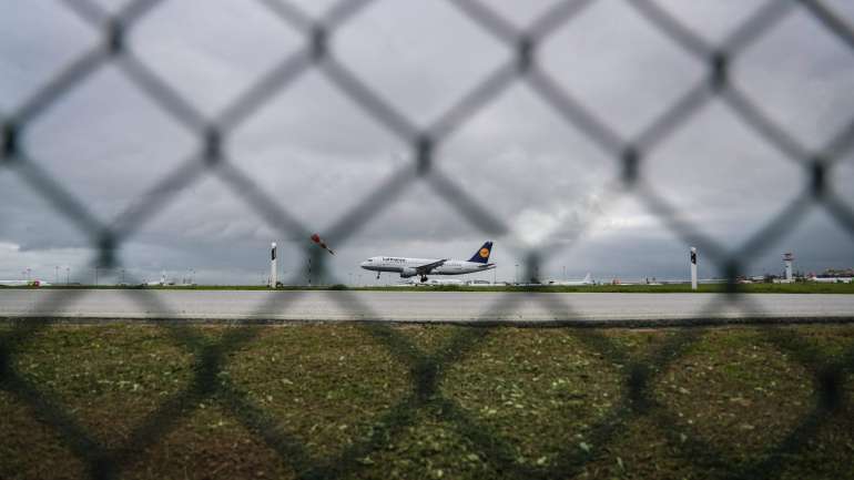 “O avião teve uma queda que durou entre dez e 15 segundos, e as pessoas voaram para o teto. Toda a gente achou que íamos morrer", disse um passageiro