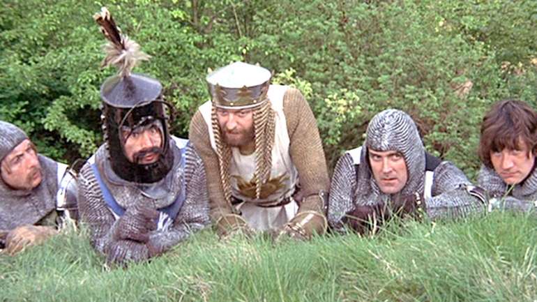 Os Python em "Monty Python e o Cálice Sagrado", a primeira longa-metragem do grupo, rodada por Terry Jones e Terry Gilliam em 1975