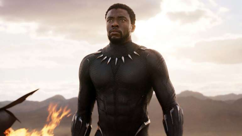 Chadwick Boseman é Black Panther no filme de 2018