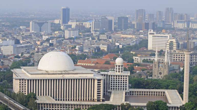Jakarta, na ilha de Java (uma das 17.508 que compõem a Indonésia), tem problemas de poluição e tráfego -- e estará a afundar-se