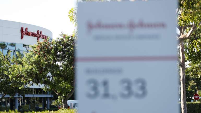 A multa à Johnson & Johnson de 572 milhões de dólares (515 milhões de euros) é a primeira a ser determinada por um tribunal