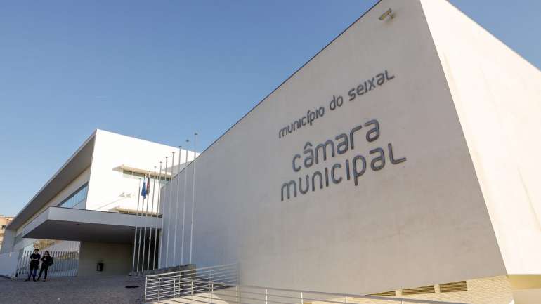 Forem efetuados vários disparos com arma de fogo na terça-feira na via pública na Aldeia de Paio Pires, concelho do Seixal