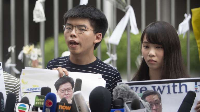 Os ativistas Joshua Wong e Agnes Chow foram detidos esta sexta-feira