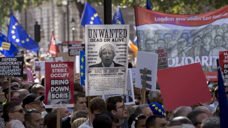 Milhares de manifestantes contra o Brexit estiveram nas ruas. Jeremy Corbyn, líder da oposição, diz que não vai deixar uma saída sem acordo