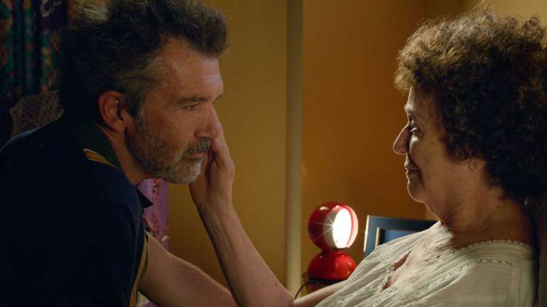 O realizador doente e em crise criativa (Antonio Banderas) e a sua velha mãe (Julieta Serrano) em "Dor e Glória"