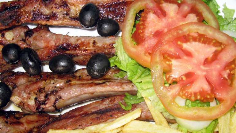 O estudo mostra que os homens tendem a comer quase mais uma refeição semanal com carnes vermelhas do que as mulheres
