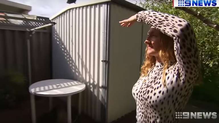 A australiana luta contra os vizinhos em tribunal há um ano, mas já viu a queixa ser recusada