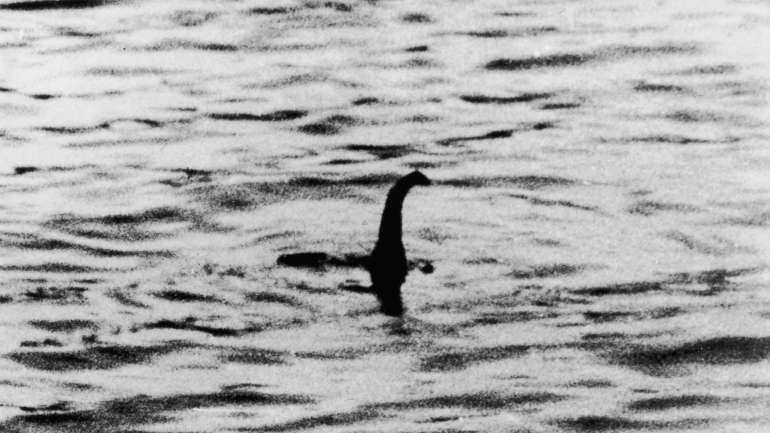 A fotografia mais antiga (1934) e mais mediática do monstro de Loch Ness não passava de uma partida, um brinquedo fotografado para parecer a criatura gigante