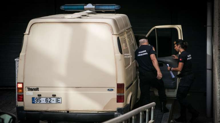 Chegada de Rosa Grilo ao tribunal de Loures onde vai ser julgada com o seu amante António Joaquim, pelo homicídio de Luís Grilo