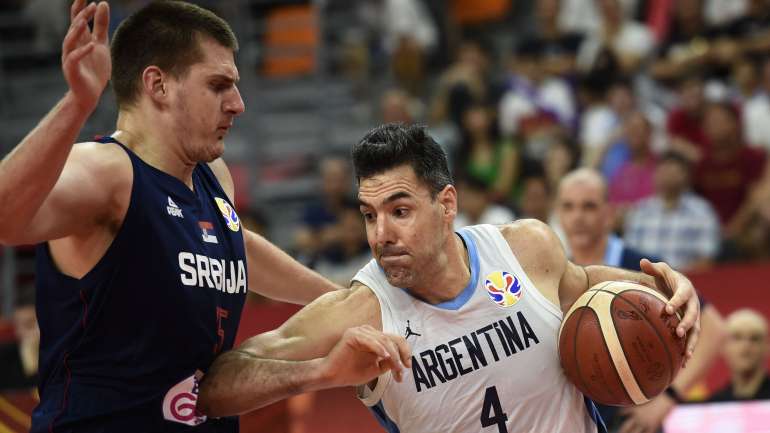 Luis Scola, aqui frente a Jokic (uma das principais figuras da Sérvia), destacou-se na segunda parte e acabou jogo com 20 pontos