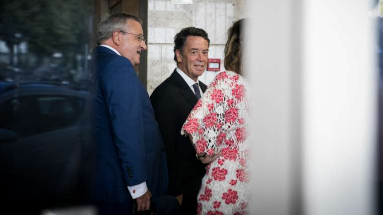 Manuel Pinho (ao centro) com o seu advogado Ricardo Sá Fernandes (à esquerda) no DCIAP. João Porfírio/Observador