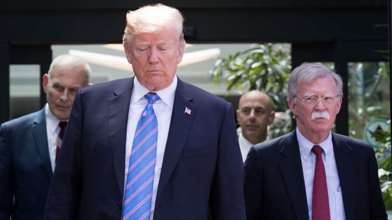 Donald Trump (à esquerda) diz que discordou de muitas das sugestões de John Bolton (à direita)