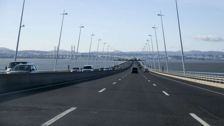 Como alternativa, a Lusoponte sugere a utilização da Ponte 25 de Abril, cumprindo as restrições impostas nesta travessia entre Lisboa e Almada