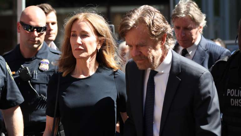 A atriz saiu do tribunal acompanhada pelo marido, o ator William H. Macy e não prestou declarações aos jornalistas