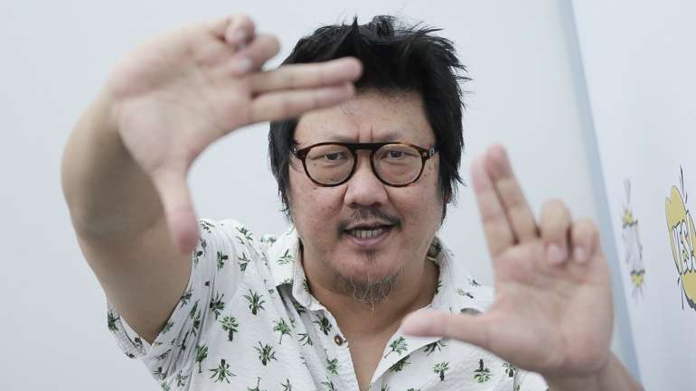 Wong faz o gesto mágico com que abre portais nos filmes da Marvel do Dr. Estranho e os Vingadores