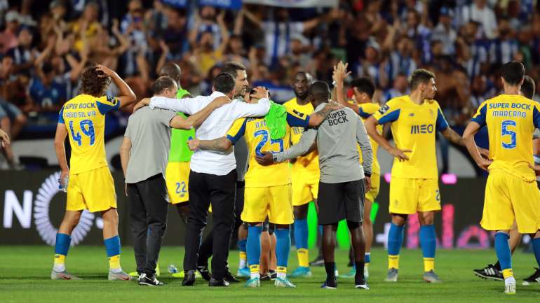 Sérgio Conceição juntou-se à equipa no final mas não deixou de ter uma conversa mais azeda com Nakajima