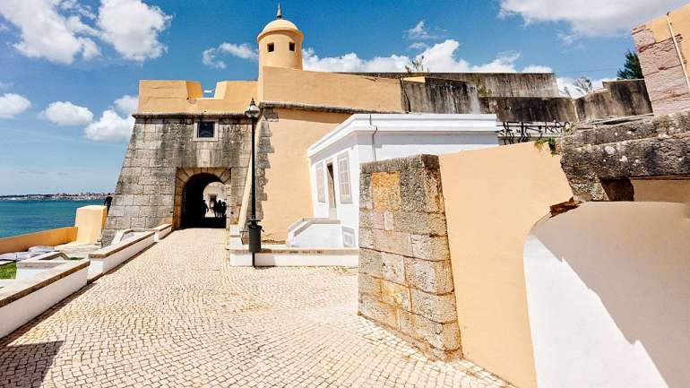 O primeiro acordo celebrado entre o Estado e a câmara de Cascais, que ficou a cargo da primeira fase de recuperação do forte, não permitiu "criar valor cultural e económico no Forte de Santo António", mas permitiu "travar o inexplicável processo de degradação do forte”, chegou a dizer Carlos Carreiras