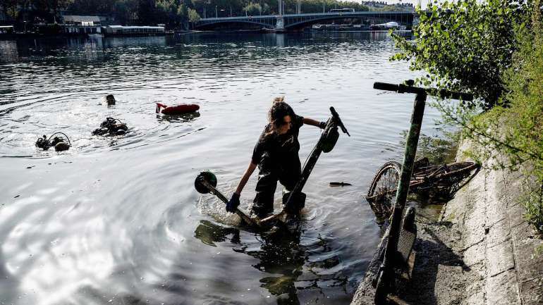 Em apenas 300 metros, foram retiradas 109 trotinetas do Ródano. É esse o destino que lhes dão os habitantes de Lyon, sempre que se deparam com abusos. A prazo, esta forma de lidar com o problema vai ter impacto ambiental