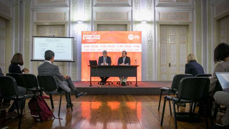 Mário centeno levou o seu Adjunto nas Finanças, também candidato no PS, Ricardo Mourinho Félix, e o coordenador do programa eleitora, João Tiago Silveira, para esta apresentação.