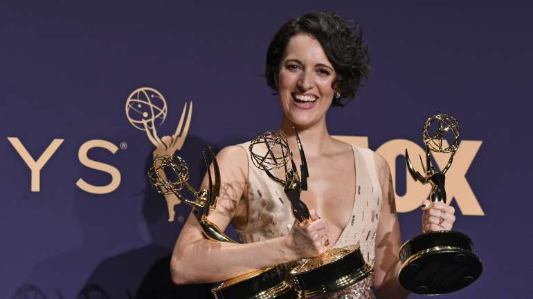 Phoebe Waller-Bridge com os três prémios conquistados