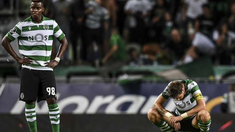 Desalento de Coates e Doumbia no final do jogo: Sporting somou segunda derrota seguida em casa, no quarto jogo sem ganhar