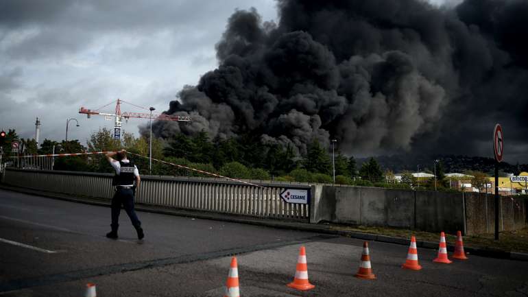 O incêndio provocou uma densa nuvem de fumo sobre a cidade