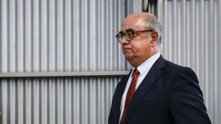 O ex-ministro da Defesa Nacional é acusado em regime de co-autoria e em regime de autoria singular