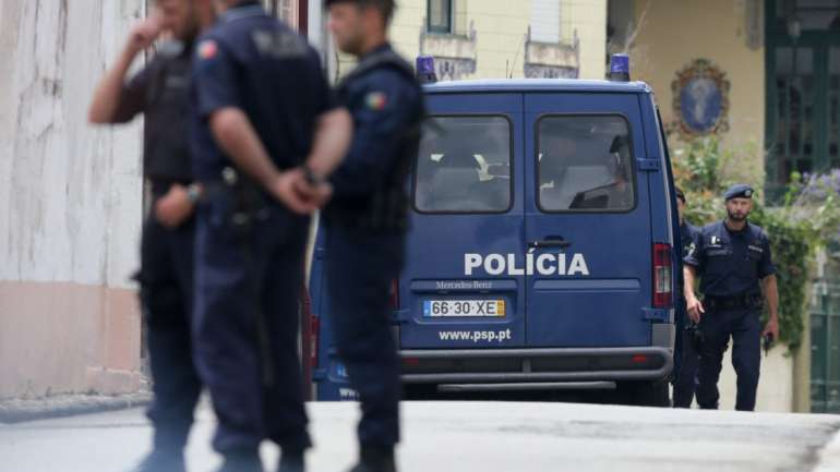 Os trabalhadores, que pelas 15h invadiram sem aviso prévio a entrada do Ministério da Saúde, desmobilizaram o protesto pouco depois das 16h