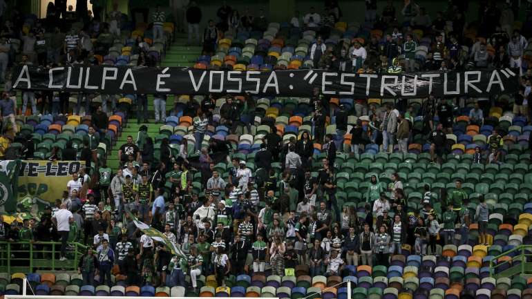 Juventude Leonina colocou em causa estrutura do futebol ainda antes do início do jogo com uma tarja nas bancadas