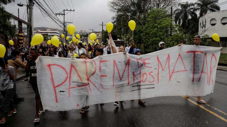 Uma menina de 8 anos foi morta na passada sexta-feira por uma bala perdida, durante um tiroteio com a polícia numa favela do Rio de Janeiro