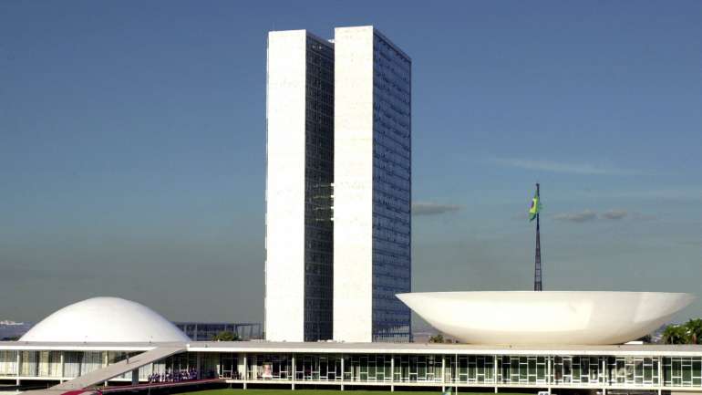 Reserva pode chegar até aos 15 mil milhões de barris e será o excedente que irá a leilão