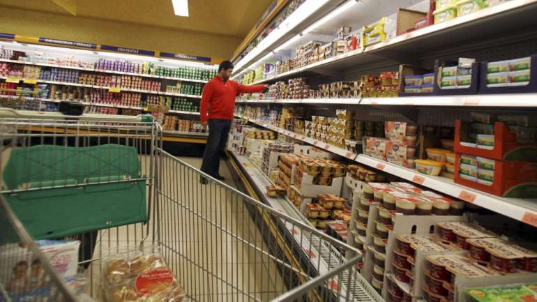 A confiança dos consumidores melhorou de -7,6 pontos em agosto para -7,1 em setembro