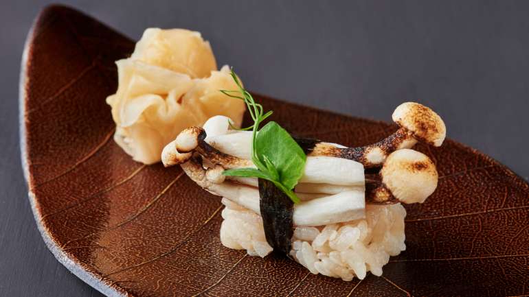 Exemplo de um nigiri de cogumelos.
