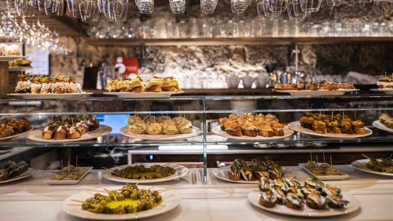 Da carne maturada ao bacalhau, passando pelos vistosos e gulosos pintxos, há muito para comer neste restaurante tipicamente basco