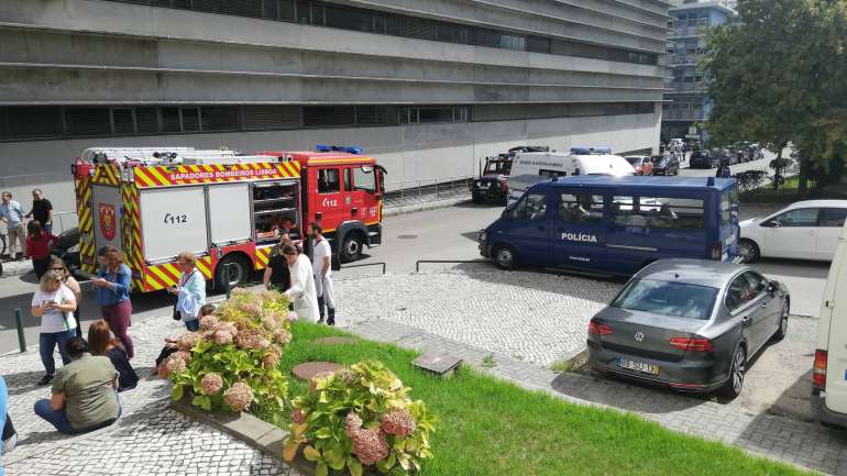 Muitas pessoas ainda estão à porta do edifício da faculdade de ciências