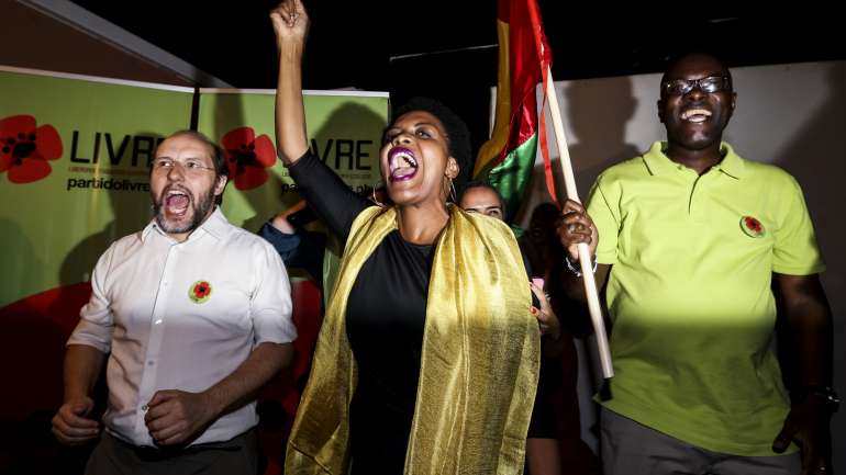 O fundador do Livre, Rui Tavares (à esq.), e a nova deputada Joacine Katar Moreira festejam o resultado eleitoral